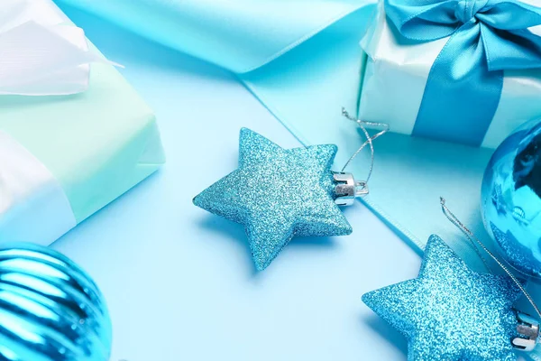 Hermosa Decoración Navidad Con Regalos Sobre Fondo Azul — Foto de Stock