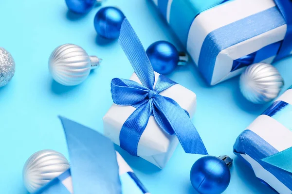 Belos Presentes Natal Com Decoração Fundo Azul — Fotografia de Stock