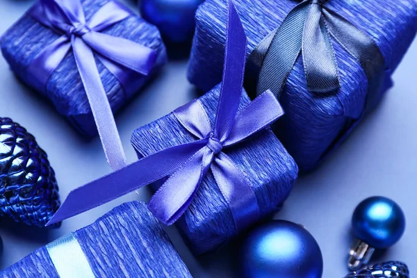 Belos Presentes Natal Com Decoração Fundo Azul — Fotografia de Stock