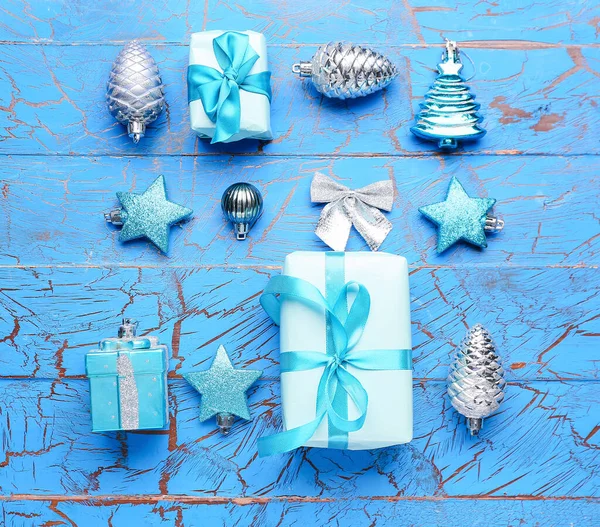 Belos Presentes Natal Com Decoração Fundo Madeira Azul — Fotografia de Stock