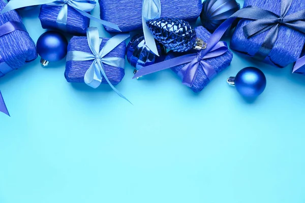 Belos Presentes Natal Com Decoração Fundo Azul — Fotografia de Stock