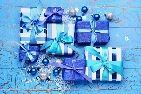 Hermosos Regalos Navidad Con Decoración Sobre Fondo Madera Azul — Foto de Stock