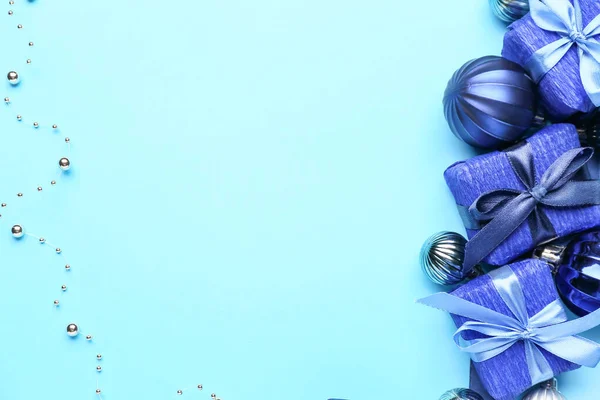 Schöne Weihnachtsgeschenke Mit Dekor Auf Blauem Hintergrund — Stockfoto