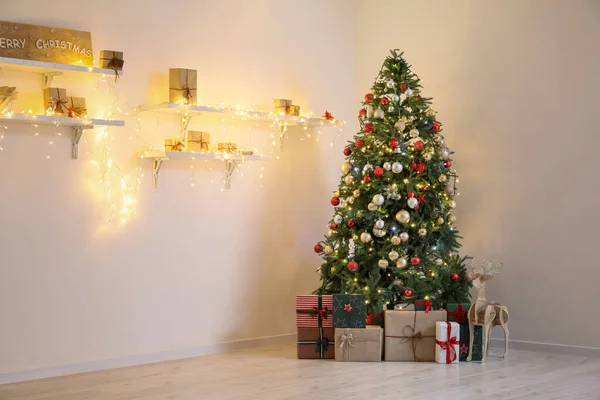 Árbol Navidad Cajas Regalo Renos Estantes Decorados Con Guirnalda Pared — Foto de Stock