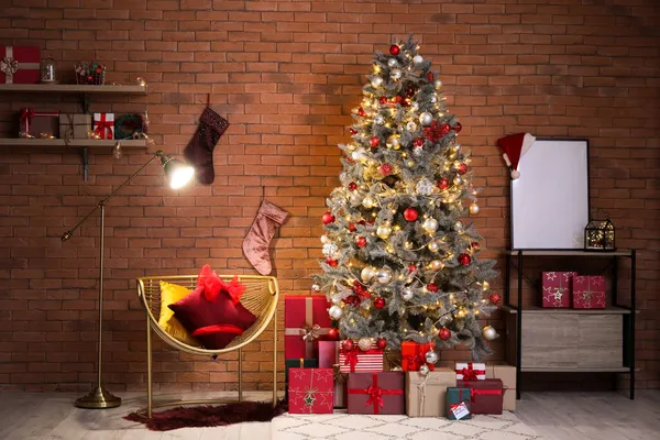 Interior Sala Decorada Com Árvore Natal Caixas Presente Poltrona Lâmpada — Fotografia de Stock