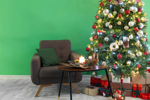 Árvore Natal Caixas Presente Poltrona Mesa Com Velas Acesas Perto — Fotografia de Stock