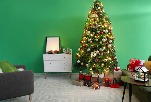 Interior Del Salón Decorado Con Árbol Navidad Cómoda Sofá Sillón — Foto de Stock