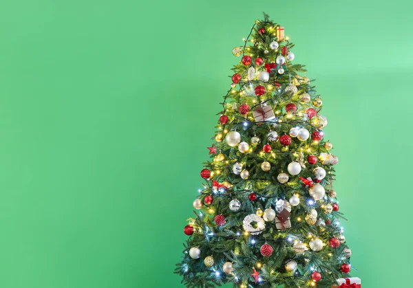 Bela Árvore Natal Decorada Fundo Verde — Fotografia de Stock