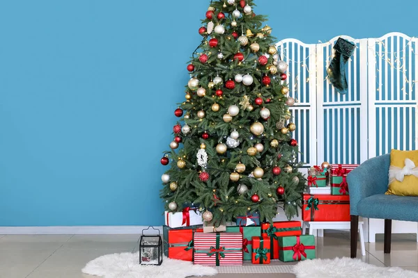 Díszített Karácsonyfa Ajándékdobozok Karosszék Közel Kék Fal — Stock Fotó