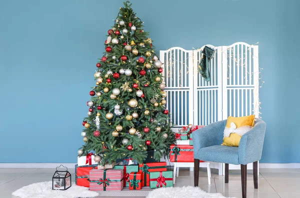 Güzel Noel Ağacı Hediye Kutuları Mavi Duvarın Yanındaki Koltuk — Stok fotoğraf