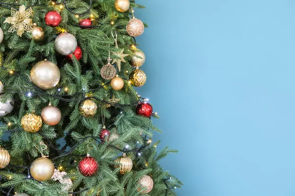 Hermoso Árbol Navidad Decorado Sobre Fondo Azul Primer Plano — Foto de Stock