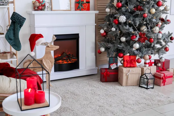 Hermoso Árbol Navidad Chimenea Sala Estar Decorada — Foto de Stock