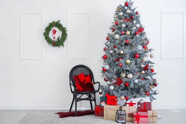 Bela Árvore Natal Cadeira Caixas Presente Perto Parede Branca — Fotografia de Stock