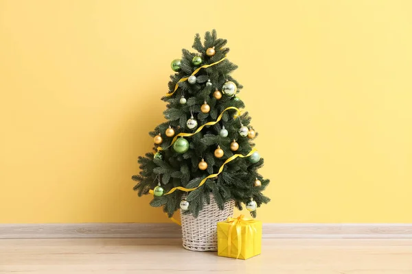 Bela Árvore Natal Com Caixa Presente Perto Parede Amarela — Fotografia de Stock