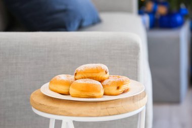 Hanuka kutlaması için lezzetli çöreklerle dolu tabak masada.