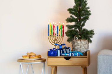 Hanuka kutlaması için donutlu ve hediyeli menorah.