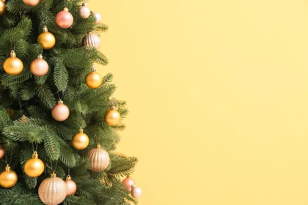 Hermoso Árbol Navidad Con Decoración Sobre Fondo Amarillo Primer Plano — Foto de Stock