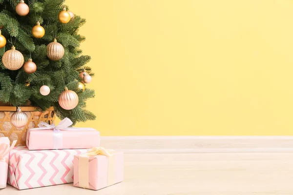 Beautiful Christmas Tree Pink Gift Boxes Yellow Wall — Stock Photo, Image