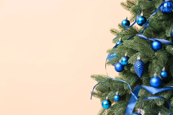 Bellissimo Albero Natale Con Decorazioni Blu Sfondo Beige — Foto Stock