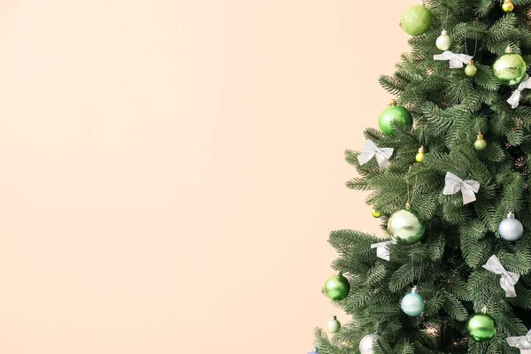 Hermoso Árbol Navidad Con Decoración Sobre Fondo Beige — Foto de Stock