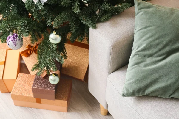 Mooie Kerstboom Met Geschenken Sofa Kamer Close — Stockfoto