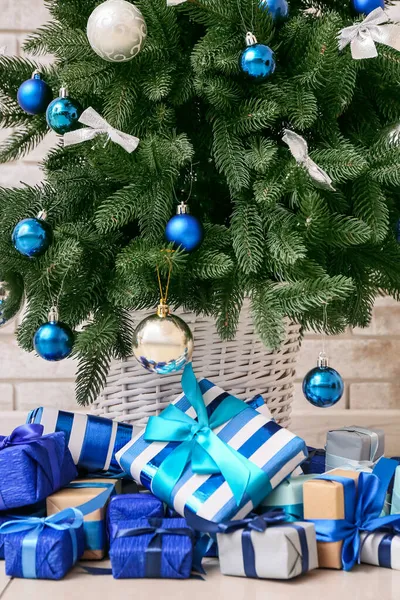 Hermoso Árbol Navidad Con Regalos Cerca Pared Ladrillo Primer Plano —  Fotos de Stock