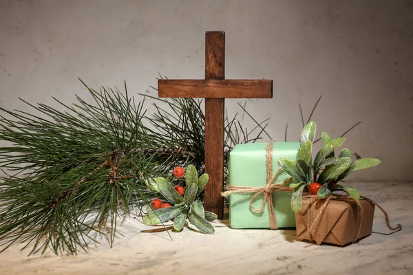 松の木の枝 ミステリーと光の背景に贈り物とのクロス クリスマスストーリーの概念 — ストック写真