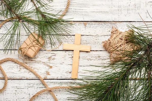 白い木の背景に松の木の枝や贈り物とのクロス クリスマスストーリーの概念 — ストック写真