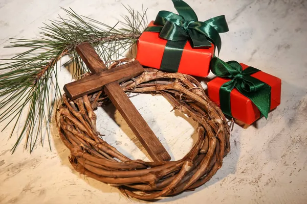 Cruze Com Grinalda Presentes Fundo Claro Conceito História Natal — Fotografia de Stock