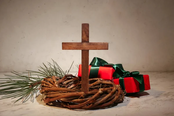 Cruze Com Grinalda Presentes Fundo Claro Conceito História Natal — Fotografia de Stock