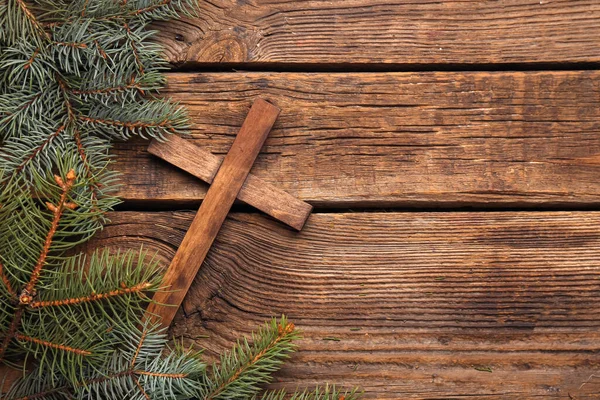 Ahşap Arka Planda Köknar Ağacı Dalları Ile Çapraz Noel Hikayesi — Stok fotoğraf