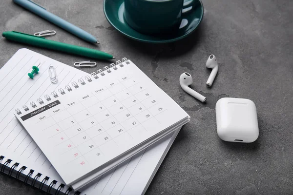 Calendario Papel Para Enero 2022 Artículos Papelería Auriculares Taza Café —  Fotos de Stock