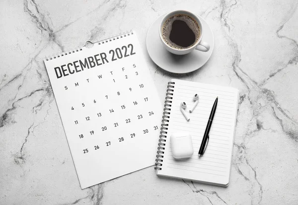 Calendario Cartaceo Dicembre 2022 Taccuino Penna Auricolari Tazza Caffè Sfondo — Foto Stock
