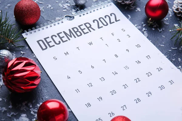 Calendario Papel Para Diciembre 2022 Decoración Navideña Sobre Mesa Oscura — Foto de Stock