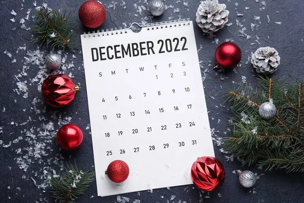 Calendarul Hârtie Pentru Decembrie 2022 Decorul Crăciun Fundal Întunecat — Fotografie, imagine de stoc