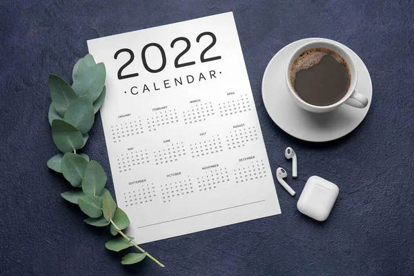 Papierkalender Für Das Jahr 2022 Eukalyptuszweig Kopfhörer Und Kaffeetasse Auf — Stockfoto