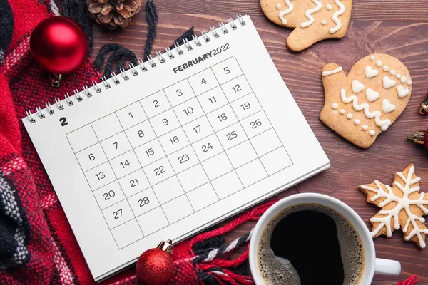 Calendario Carta Febbraio 2022 Tazza Caffè Plaid Decorazioni Natalizie Sfondo — Foto Stock