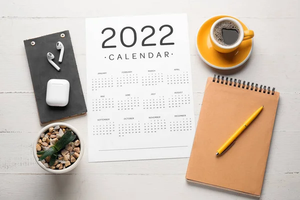 Papierkalender Für Das Jahr 2022 Tasse Kaffee Schreibwaren Zimmerpflanze Und — Stockfoto