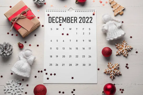Ημερολόγιο Χαρτιού Δεκεμβρίου 2022 Χριστουγεννιάτικη Διακόσμηση Και Κομφετί Ανοιχτό Ξύλινο — Φωτογραφία Αρχείου