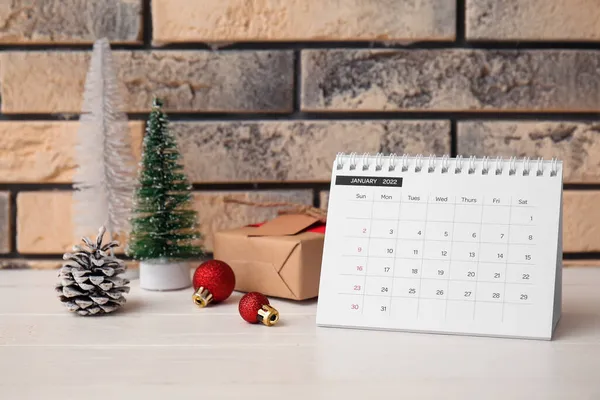 Бумажный Календарь Январь 2022 Года Рождественский Декор Белом Деревянном Столе — стоковое фото