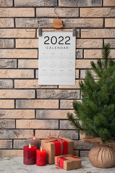 Queimar Velas Caixas Presente Árvore Natal Cabide Com Calendário Papel — Fotografia de Stock