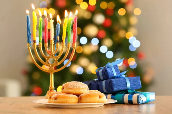 Menorá Con Sabrosos Donuts Regalos Para Celebración Hanukkah Mesa Habitación — Foto de Stock