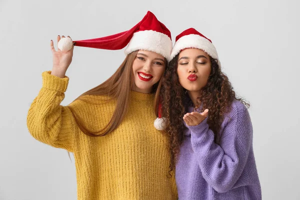 Hermosas Mujeres Jóvenes Sombreros Santa Sobre Fondo Claro — Foto de Stock