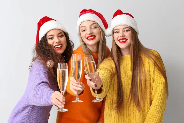 Noel Baba Şapkalı Arka Planında Şampanya Bardakları Olan Güzel Genç — Stok fotoğraf
