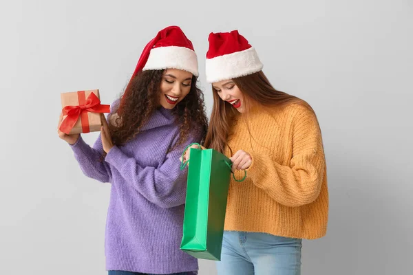 Όμορφη Νεαρές Γυναίκες Δώρο Χριστουγέννων Και Τσάντα Ψώνια Στο Φως — Φωτογραφία Αρχείου