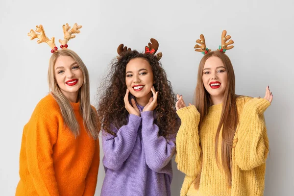 Hermosas Mujeres Jóvenes Con Decoración Navidad Sobre Fondo Claro — Foto de Stock
