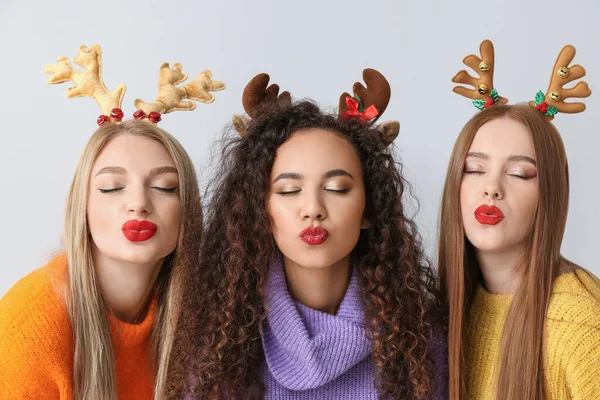 Jovens Mulheres Bonitas Com Decoração Natal Fundo Claro — Fotografia de Stock