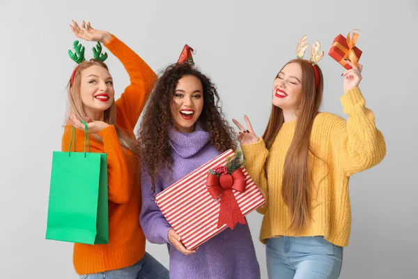 Schöne Junge Frauen Mit Weihnachtsgeschenken Auf Hellem Hintergrund — Stockfoto