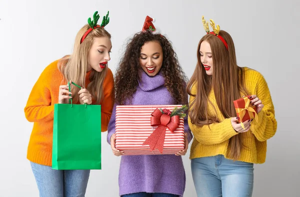 Mujeres Jóvenes Sorprendidas Con Regalos Navidad Sobre Fondo Claro — Foto de Stock