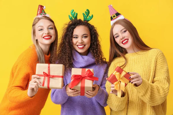 Красиві Молоді Жінки Різдвяними Подарунками Кольоровому Фоні — стокове фото